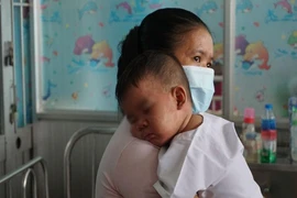 Cần chế tài xử lý người không đưa trẻ đi tiêm chủng? 