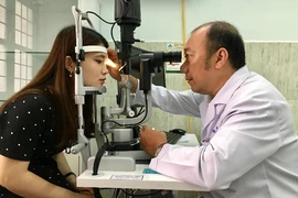 Bác sĩ chỉ cách bảo vệ mắt mùa nắng nóng