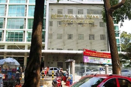 Bé trai bị xe trả khách tông nguy kịch ở trong bệnh viện 