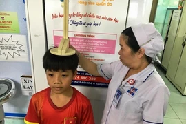 Sợ tiêm hormone tăng trưởng, chiều cao bé trai 3 năm đứng sững