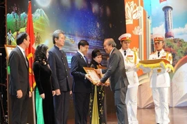 Quỹ học bổng Vừ A Dính nhận Huân chương Lao động hạng Nhất 