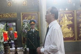 Hàng ngàn người đến viếng anh hùng phi công Nguyễn Văn Bảy