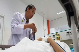 Bé gái 13 tuổi nhảy từ lầu 8 chung cư vẫn tỉnh táo