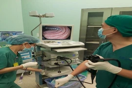 BS 'vật lộn' gắp chiếc ốc vít siêu nhọn trong ruột bé 2 tuổi