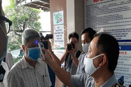 Thứ trưởng Bộ Y tế kiểm tra phòng dịch tại BV tư nhân ở TP.HCM