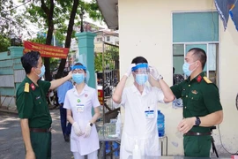 Bệnh viện dã chiến tặng y, bác sĩ 1.000 nón bảo hộ ngừa COVID
