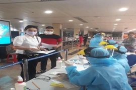 TP.HCM ngưng lấy mẫu sàng lọc COVID-19 tại sân bay, nhà ga