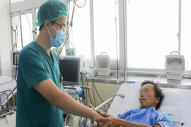 Người đàn ông ôm rắn hổ mang đi cấp cứu bình phục tốt