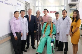 Nam phi công người Anh mắc COVID-19 giờ ra sao?