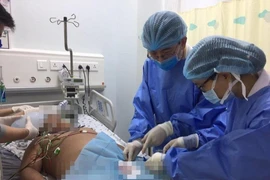 Cứu sống bé trai nguy kịch do bị bạn nhấn nước