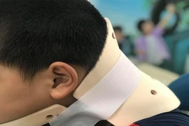 Học nhào lộn trên TikTok, bé trai chấn thương cột sống cổ