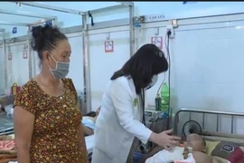 Nối cẳng tay đứt lìa cho bé 8 tuổi chạy xe máy đi mua trà sữa