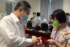 Phó Chủ tịch TP.HCM biểu dương nhân viên chống dịch xuyên Tết 