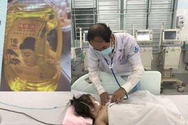 Móc họng cứu con uống dầu thắp đèn, vô tình hại con nguy kịch