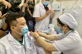 TP.HCM tiếp tục tiêm vaccine COVID-19 cho nhân viên chống dịch