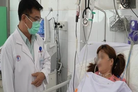 Người phụ nữ bị rắn hổ mang chúa cắn vào lưng nguy kịch