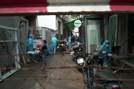 Chùm ảnh hàng loạt điểm phong tỏa COVID-19 ở TP.HCM chiều 27-5