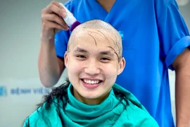 Bác sĩ trẻ cắt tóc, rạng rỡ trước khi vào tâm dịch Bắc Giang