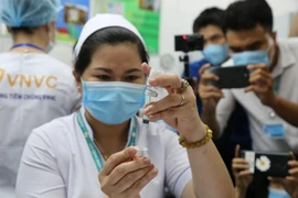 Thủ tướng khen đơn vị đầu tiên đưa vaccine COVID-19 về VN