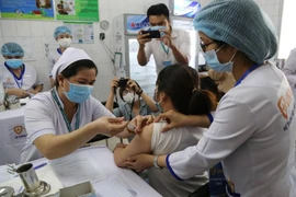 Vì sao tiêm ngừa đủ 2 mũi vaccine COVID-19 vẫn mắc bệnh? 