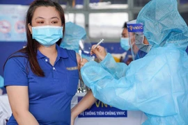 Thêm gần 660.000 liều vaccine COVID-19 về Việt Nam