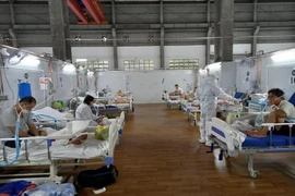 Trung tâm hồi sức COVID-19 mới ở TP.HCM liên tục nhận bệnh nặng