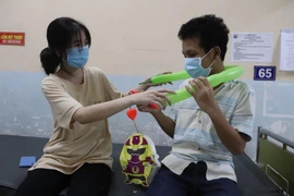 Vui trung thu với bệnh nhi COVID-19, mắt cay cay nhớ con ở nhà