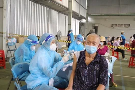 Các quận, huyện ở TP.HCM gấp rút tiêm vaccine cho người trên 50 tuổi