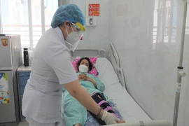Đi chợ sập ổ gà bị gãy xương, đứt động mạch khoeo chân