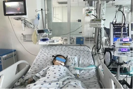 Bé gái ở TP.HCM bị dây ba lô quấn cổ nguy kịch khi đang chơi ở nhà trẻ 