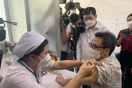 Phó Thủ tướng Vũ Đức Đam tiêm mũi 4 vaccine COVID-19 tại TP.HCM