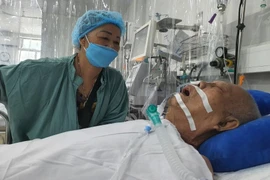 Ông vua nhạc sến Vinh Sử bệnh nặng, mê man trên giường bệnh