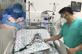 Tá hỏa bé gái bị nhiễm giun gây chảy máu đường tiêu hóa nặng