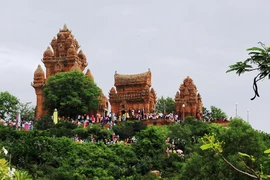 Những hình ảnh đặc sắc lễ rước y trang lên tháp Chăm 