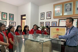 Đoàn hành trình Đất phương Nam tặng quà cho học sinh và gia đình khó khăn ở Bến Tre