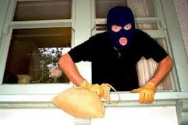 Cạy cửa lấy trộm tài sản gần 200 triệu đồng