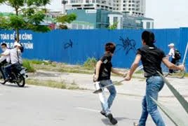 Mở nhạc ồn ào rồi hành hung ông ngoại kế và công an