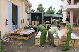 Phát hiện xe tải vận chuyển 60.000 bao thuốc lá lậu