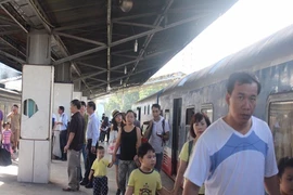 Sạt lở đất, hủy chạy tàu tuyến Hà Nội-Lào Cai