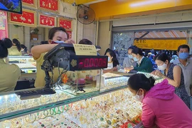 Giá vàng thế giới bùng nổ, trong nước tăng giảm trái chiều