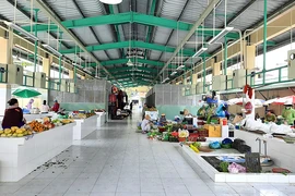 Hơn 9 giờ sáng, chợ An Bình vẫn vắng khách. Nhiều tiểu thương lo không bán được hàng. Ảnh: TRÚC PHƯƠNG