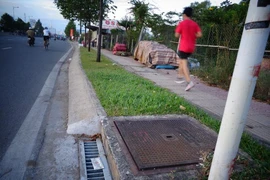Sau khi báo phản ánh, các vỉ sắt đã được gắn mới