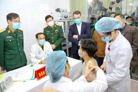 Ngày 15-1, tiêm mũi 2 cho 3 người đầu tiên thử nghiệm vaccine