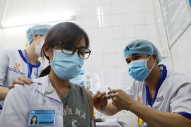Đua tranh khốc liệt tìm kiếm nguồn vaccine ngừa COVID-19