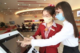 Ngân hàng đua nhau miễn phí, khách hưởng lợi