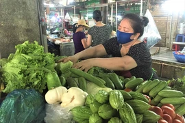 Chợ truyền thống ế ẩm, hàng loạt sạp trùm mền