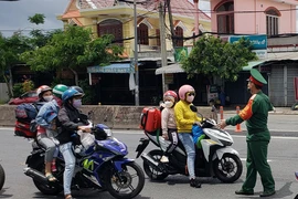 Tự ý rời TP.HCM về quê, hàng trăm người phải quay đầu xe