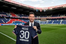 Thế giới bóng đá sốc với doanh thu từ Messi