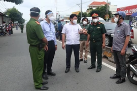 Hàng ngàn người ở TP.HCM về quê bị chặn tại các chốt