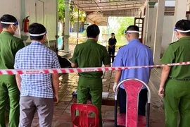 Xung quanh việc khởi tố nữ F1 cởi áo, không chịu đi cách ly